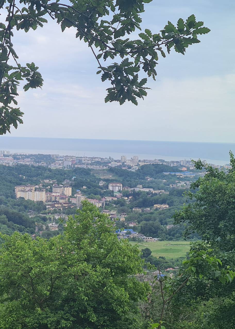 Участок с видом на море и город